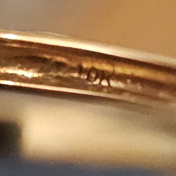 Gold 10KT Ring with Elegant Design - Picture 6 of 10